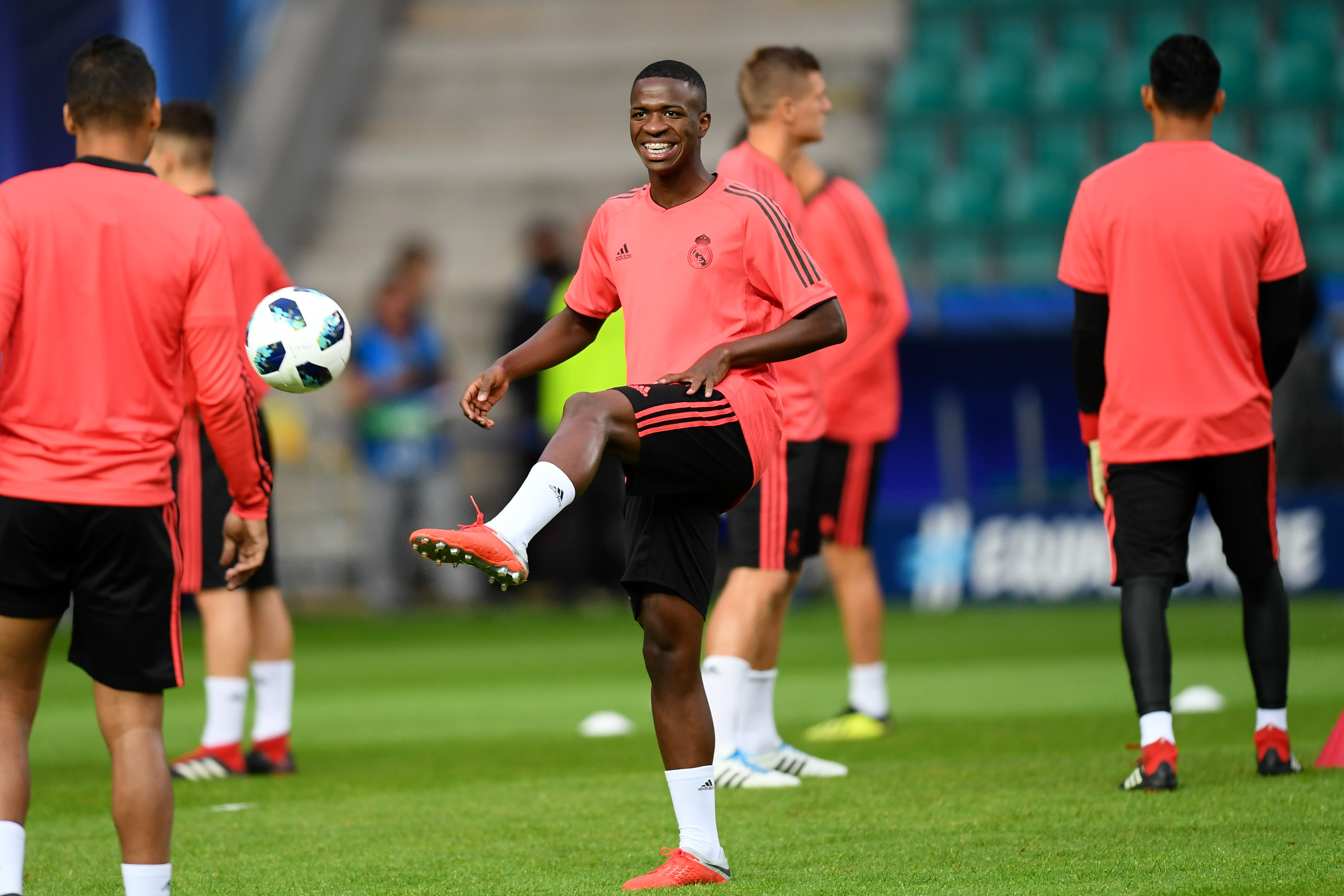 米兰官方网站 -窗口期体能课后，皇家马德里豪取连胜备战欧超杯，态度坚定，训练强度明显提升(欧超杯皇马vs亚特兰大回放视频)