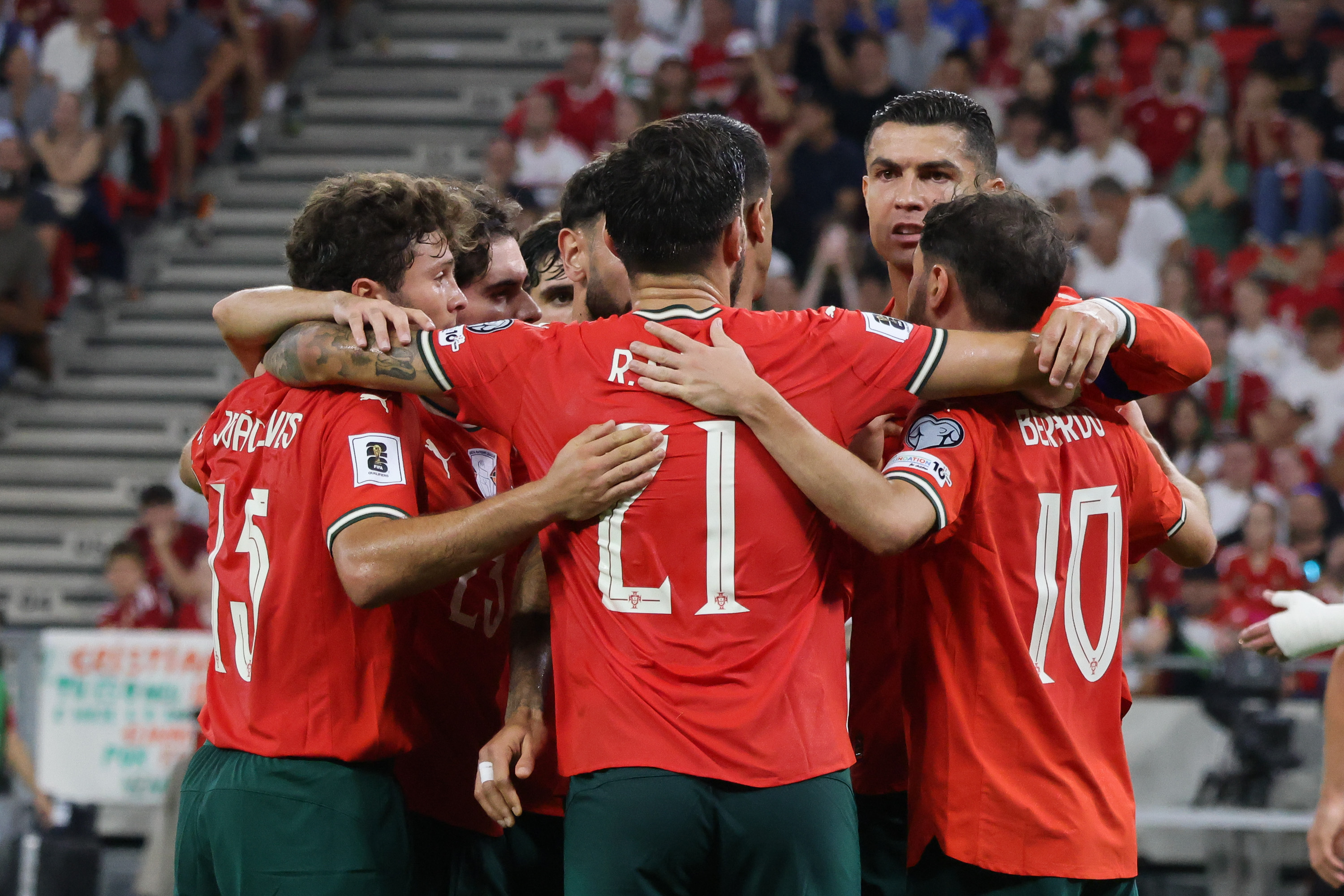 包含葡萄牙体育训练开放日，今晨远射贴柱引欢呼，意大利杯在即，临场指挥获称赞的词条